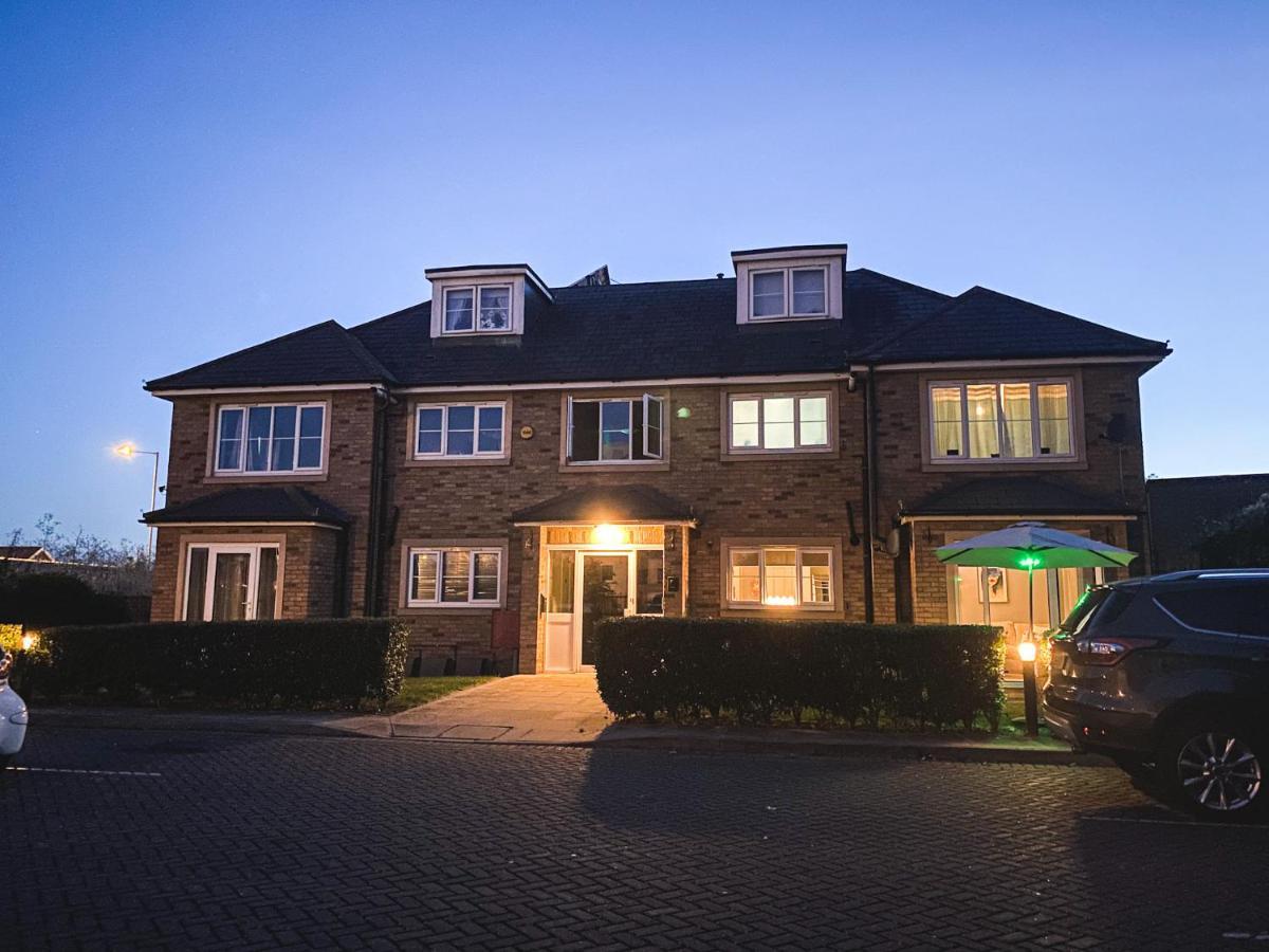 Heathrow/Ashford Hospital/Twickenham Short Stay Apartment Stanwell Exterior foto